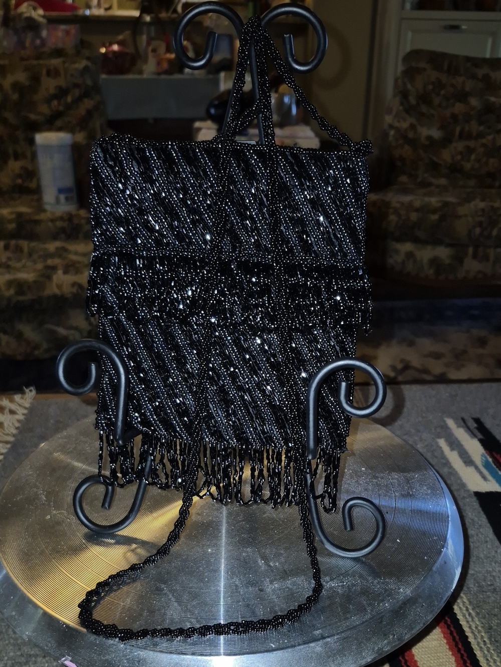 Vintage flapper-style/fringe detail. Clasp. Glass Beads Crossbody.5.5"×6"21"drop